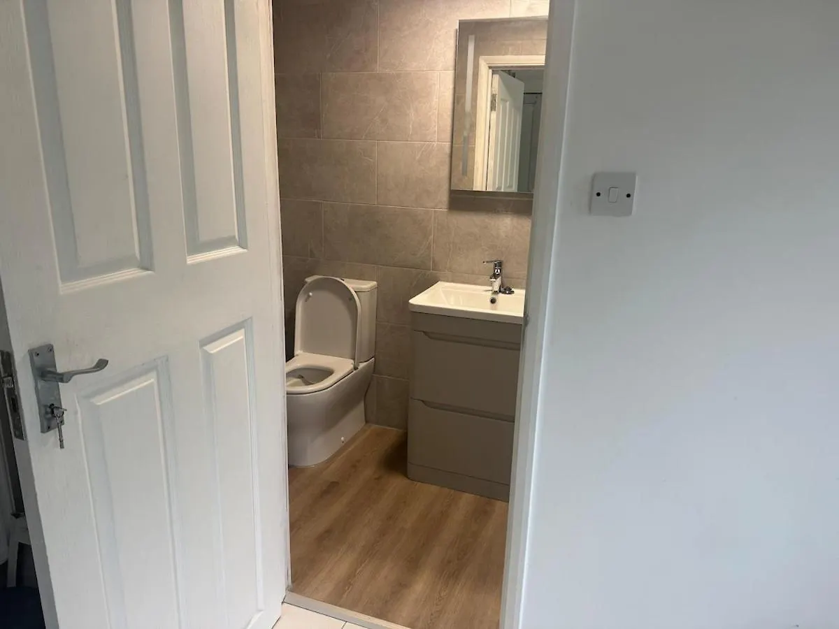 Spacious House - Thorpe Park Staines-upon-Thames 0*,  United Kingdom