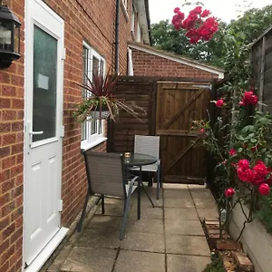 Apartment Studio-2 Staines,heathrow, London-own Entrance